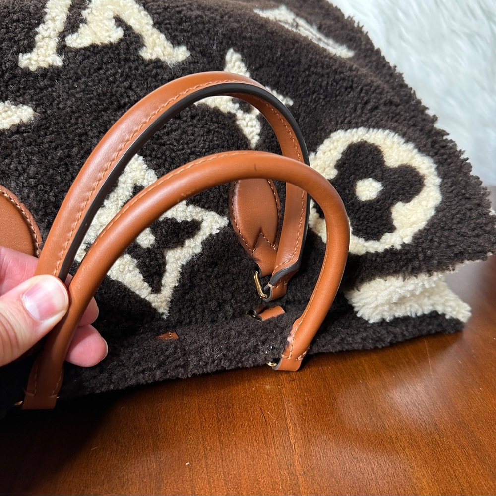 Louis Vuitton Fleece Teddy OnTheGo GM Tote - Picture 10 of 16